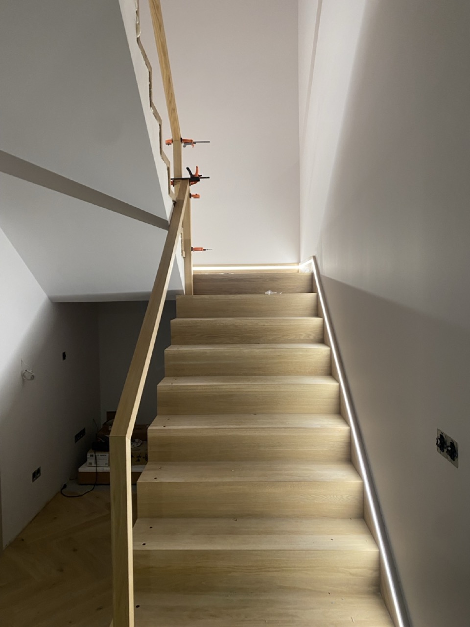 Minimalistyczne oświetlenie schodów LED